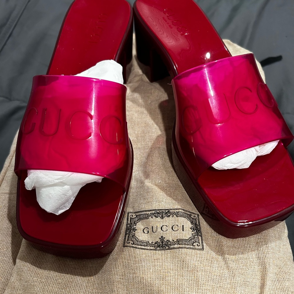 Gucci platform rubber slide with Logo